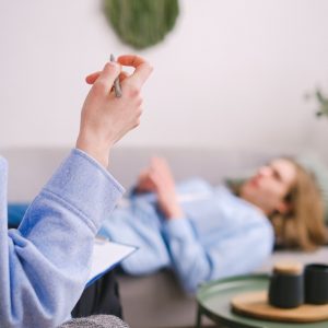 Psycholog, psychoterapeuta czy psychiatra? Do jakiego specjalisty warto udać się i kiedy?